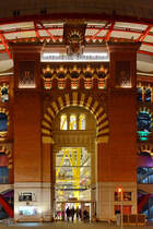 Eines der Hauptportale zum 2011 erffneten Einkaufszentrum  Las Arenas , welches ursprnglich ab 1900 als Stierkampfarena genutzt wurde. (Barcelona, Februar 2013)