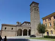 Rieti, Kathedrale St. Maria Assunta an der Piazza Battisti, erbaut von 1109 bis 1225, romanischer Glockenturm von 1252, Vorhalle von 1458, barocker Innenraum (25.05.2022)