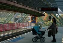 Schwebebahn bei der Einfahrt in den Bahnhof Ohligsm�hle.