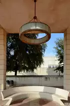 Eine Sitzecke im Olympiapark von Barcelona. (Februar 2012)