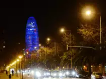 Ein abendlicher Spaziergang im Februar 2012 auf einer der bedeutendsten und bekanntesten Stra�en Stra�en von Barcelona, die Avinguda Diagonal. Im Hintergrund der er in den Jahren 2001 bis 2004 erbaute Glories-Turm (Torre Gl�ries).