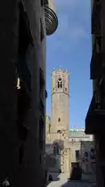 Blick durch die H�userschluchten auf die Catedral Santa Maria del Mar, einer zwischen 1329 und 1383 erbauten gotische Kirche in Barcelona. (Februar 2012)