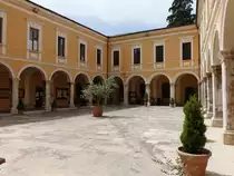Sulmona, Kreuzgang im Franziskanerkloster an der Piazza Giuseppe Garibaldi (26.05.2022)