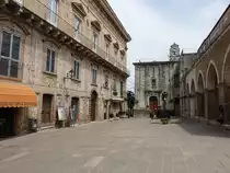 Guardiagrele, historische Huser an der Piazza St. Maria Maggiore (26.05.2022)