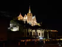 Im Bild die Bar Merbey�, dahinter das 1903 erbaute Jugendstilhaus La Casa Arn�s. (Barcelona, Februar 2013)