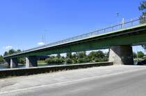 Breisach am Rhein, die Straenbrcke B31 berquert den Rhein und  schafft die Verbindung zum Elsa, Juni 2022