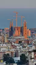 Die  ewige Baustelle  - die 1882 begonnene Sagrada Famlia - ist von einem der beiden Hausberge Barcelona´s, dem 512 Meter hohen Berg Tibidabo gut zu sehen. (Februar 2013)