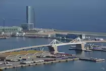 Blick in den Bereich des Hafens von Barcelona mit der im Jahr 2000 fertiggestellten Klappbrcke  Europa-Tor  (Pont de la Porta d’Europa) und dem 99 Meter hohen W Barcelona Hotel. (Februar 2012)