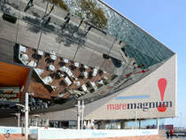 Eine Tapasbar in einem der markantesten Einkaufszentren Barcelonas, dem Maremagnum. (Februar 2012)