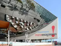 Eine Tapasbar in einem der markantesten Einkaufszentren Barcelonas, dem Maremagnum. (Februar 2012)