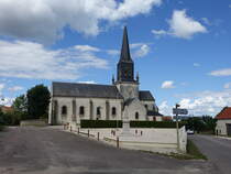Athee, Pfarrkirche Notre-Dame de la Native in der Rue de la Mairie (01.07.2022)