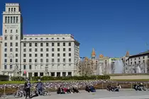 Das 38,5 Meter hohe Geb�ude der Banco Espa�ol de Cr�dito am Katalonienplatz (Pla�a de Catalunya) stammt aus dem Jahr 1942. (Barcelona, Februar 2013)