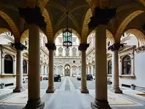 Blick in den Innenhof eines historischen Geb�udes. (Mailand, Juni 2014)