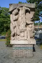 Skulptur an einem geschichtstr�chtigen Ort: Das Hebroni-Denkmal vor dem Polizeigeb�ude in Flensburg. Im benachbarten Reichspostgeb�ude war zum Ende des Krieges ein provisorisches Studio des Reichssenders Flensburg eingerichtet, von dem aus am 7. Mai Johann Ludwig Graf Schwerin von Krosigk, Mitglied der letzten Reichsregierung, die bedingungslose Kapitulation der Wehrmacht ank�ndigte. Nachdem am 23. Mai dann auch die letzte Reichsregierung im Sonderbereich M�rwik verhaftet worden war, wurden D�nitz, Albert Speer und Alfred Jodl in den Freig�ngerhof des Polizeipr�sidiums gebracht, wo die internationale Presse Fotos machen durfte. Aufnahme: 17. Juli 2022.