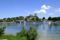 Breisach am Rhein, Blick �ber den Rhein mit dem Anleger f�r Flu�kreuzfahrtschiffe auf den M�nsterberg mit dem St.Stephan-M�nster, Juni 2022