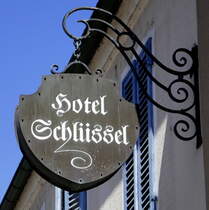 Breisach am Rhein, Hotel-Weinstube,  Schlssel , bereits 1721 erwhnt, Juni 2022