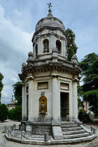 Eines der vielen Mausoleen auf dem Zentralfriedhof von Mailand. (Juni 2022)