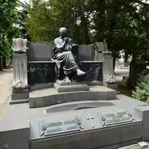Eine der vielen kunstvoll gestalteten Grabst�tten auf dem Zentralfriedhof von Mailand. (Juni 2022)