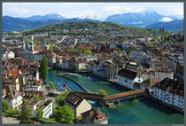 Ausblick von der Stadtmauer auf die Altstadt von Luzern. Vorn rechts ist die hlzerne Spreuerbrcke sowie das Reusswehr zu sehen. Dort befindet sich auch das Historische Museum. Links ist die Jesuitenkirche zu sehen, im Hintergrund der Pilatus. (26.04.2022)