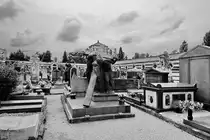 Eine der vielen kunstvoll gestalteten Grabst�tten auf dem Zentralfriedhof von Mailand. (Juni 2022)