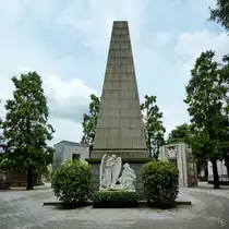 Auf dem Zentralfriedhof (Cimitero Monumentale) von Mailand ist diese als Obelisk gestaltete Grabst�tte zu finden. (Juni 2014)