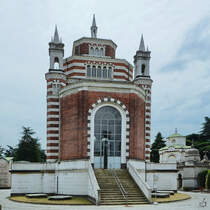 Dieses seit 1930 ausschlielich als Kolumbarium genutzte Gebude auf dem Zentralfriedhof von Mailand wurde 1873 erbaut und war ursprnglich - zumindest im oberen Teil - als katholische Kapelle gedacht. (Juni 2014)