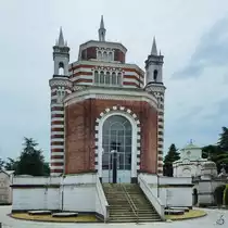 Dieses seit 1930 ausschlie�lich als Kolumbarium genutzte Geb�ude auf dem Zentralfriedhof von Mailand wurde 1873 erbaut und war urspr�nglich - zumindest im oberen Teil - als katholische Kapelle gedacht. (Juni 2014)