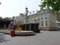 Düdelingen, Rathaus und Brunnen am Place Hotel de Ville (18.06.2022)