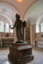 Eine Statue auf einem Grab im Hauptgebude des Zentralfriedhofes von Mailand. (Juni 2014)