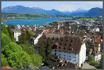 Ausblick von der Stadtmauer auf die Altstadt von Luzern: Im Vordergrund ist das im 17. Jahrhundert errichtete Alte Zeughaus zu sehen, das heute von der P�dagogische Hochschule genutzt wird. Dahinter sind der Rathausturm und der Wasserturm zu erkennen, zwischen denen die Reuss den Vierwaldst�ttersee verl�sst. (26.04.2022)