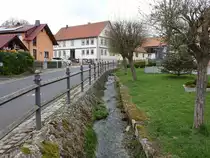 H�mpfershausen, H�user und Kriegerdenkmal am Dorfbach (15.04.2022)