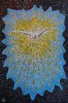 Ein Taubenmosaik auf dem Zentralfriedhof von Mailand. (Juni 2022)