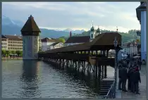 Wahrzeichen von Luzern sind der in der Mitte der Reuss gelegene Wasserturm und die Kapellbr�cke, die �lteste noch erhaltene h�lzerne Br�cke Europas. (27.04.2022)