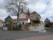 Niederschmalkalden, Pfarrhaus und ev. Kirche in der Karl Marx Strae (15.04.2022)