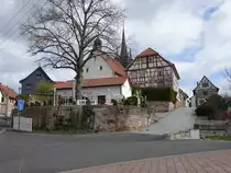 Niederschmalkalden, Pfarrhaus und ev. Kirche in der Karl Marx Stra�e (15.04.2022)