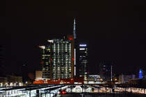 Blick ber die Gleise des Bahnhofes Porta Garibaldi auf die modernen Hochbauten von Mailand. (Juni 2014)