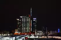 Blick �ber die Gleise des Bahnhofes Porta Garibaldi auf die modernen Hochbauten von Mailand. (Juni 2014)