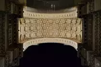 Die kunstvolle Deckengestaltung an Einem der Portale der Galleria Vittorio Emanuele II, einer Einkaufsgalerie aus dem 19. Jahrhundert. (Mailand, Juni 2014)