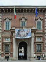 Das Hauptportal des ab 1627 (mit einigen Unterbrechungen bis 1780) gebauten monumentales Barockgebudes Palazzo di Brera. (Mailand, Juni 2014)
