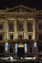 Das Hauptportal des Anfang des 20. Jahrhunderts im Stil der Neorenaissance errichteten Palazzo della Banca Commerciale Italiana. (Mailand, Juni 2014)