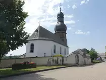 Weicherdange, barocke Pfarrkirche St. Vinzenz, erbaut bis 1729 (19.06.2022)