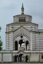 Einer der Eckt�rme am Eingangsgeb�ude des 1866 er�ffneten Zentralfriedhofes (Cimitero Monumentale) von Mailand. (Juni 2014)