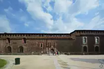 Das massive Gem�uer des mittelalterlichen Castello Sforzesco. (Mailand, Juni 2014)