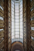 Die glserne Decke der im 19. Jahrhundert entstandenen Einkaufsgalerie Galleria Vittorio Emanuele II. (Mailand, Juni 2014)