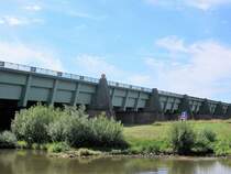 Die 1998 erffnete neue Trogbrcke bei Minden. Der Mittellandkanal berquert die Weser. Durchfahrt am 03.08.2022