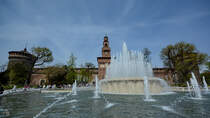 Ein Springbrunnen (Fontana di Piazza Castello) vor dem mittelalterlichen Castello Sforzesco. (Mailand, Juni 2014)