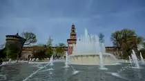 Ein Springbrunnen (Fontana di Piazza Castello) vor dem mittelalterlichen Castello Sforzesco. (Mailand, Juni 2014)
