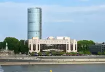 K�lner Triangle und davor das Hyatt Regency am Kennedyufer - 19.06.2022