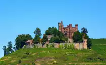 Schlo� Ortenberg, das Wahrzeichen der Ortenau am Eingang zum Kinzigtal im mittleren Schwarzwald, Ansicht von S�d-Ost, Aug.2015