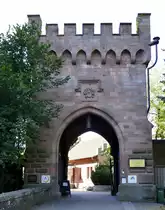 Schlo� Ortenberg, das Eingangstor zum Schlo�, Aug.2022